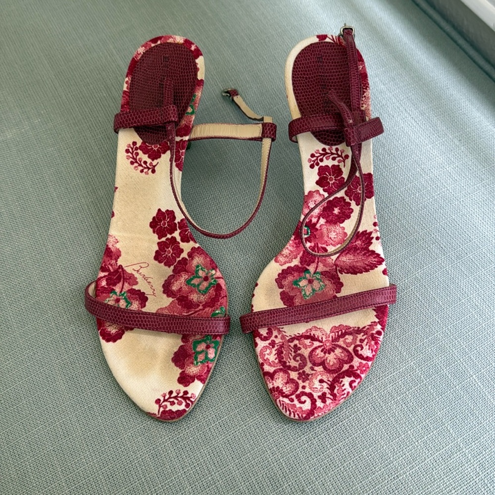 Lovely 2” cotton lined Burberry pink croc sandal